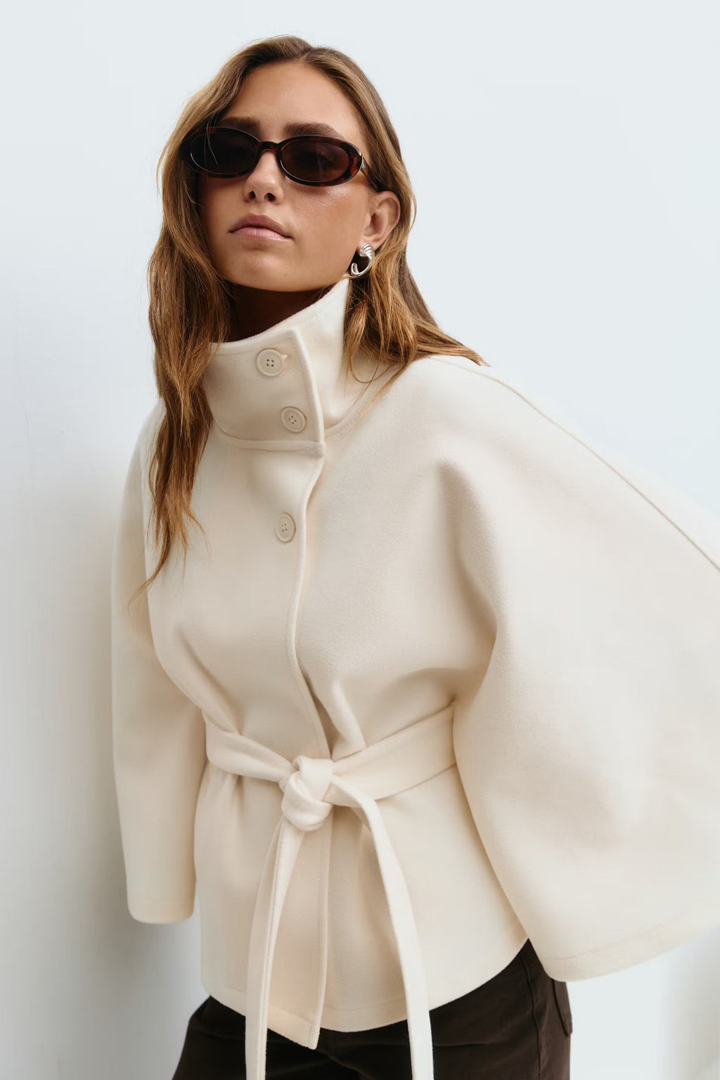 Capejas Dames Kort met Opstaande Kraag en Strikceintuur Elegant